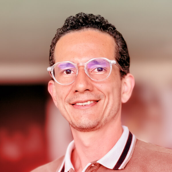 Head-and-shoulders portrait photo of Pablo Carbonari